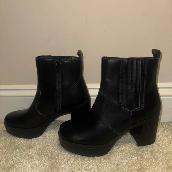 House of Harlow chunky heel booties - Picture 4 of 5